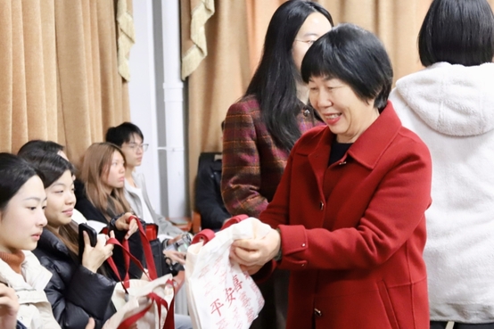 发礼品.jpg